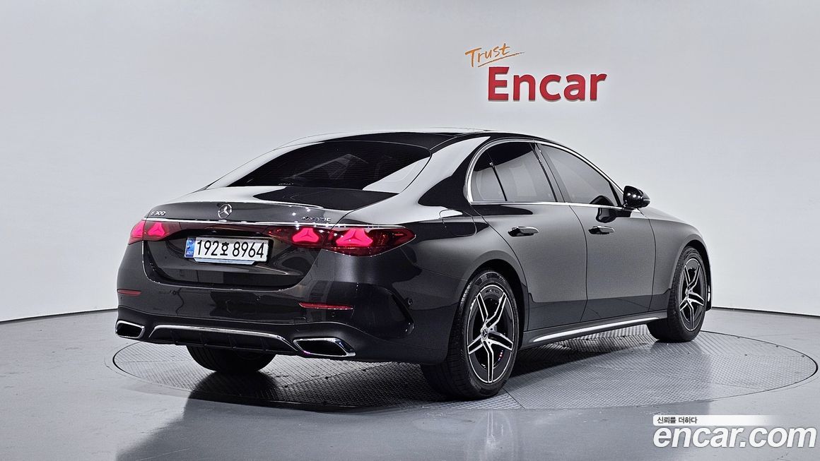 Mercedes-Benz E-Class E300 4MATIC AMG Line, 2024