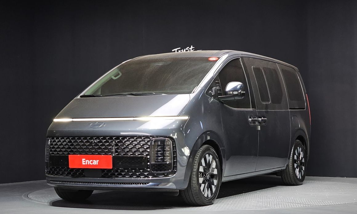 Hyundai Staria 4WD Lounge 9-Seater, 2025