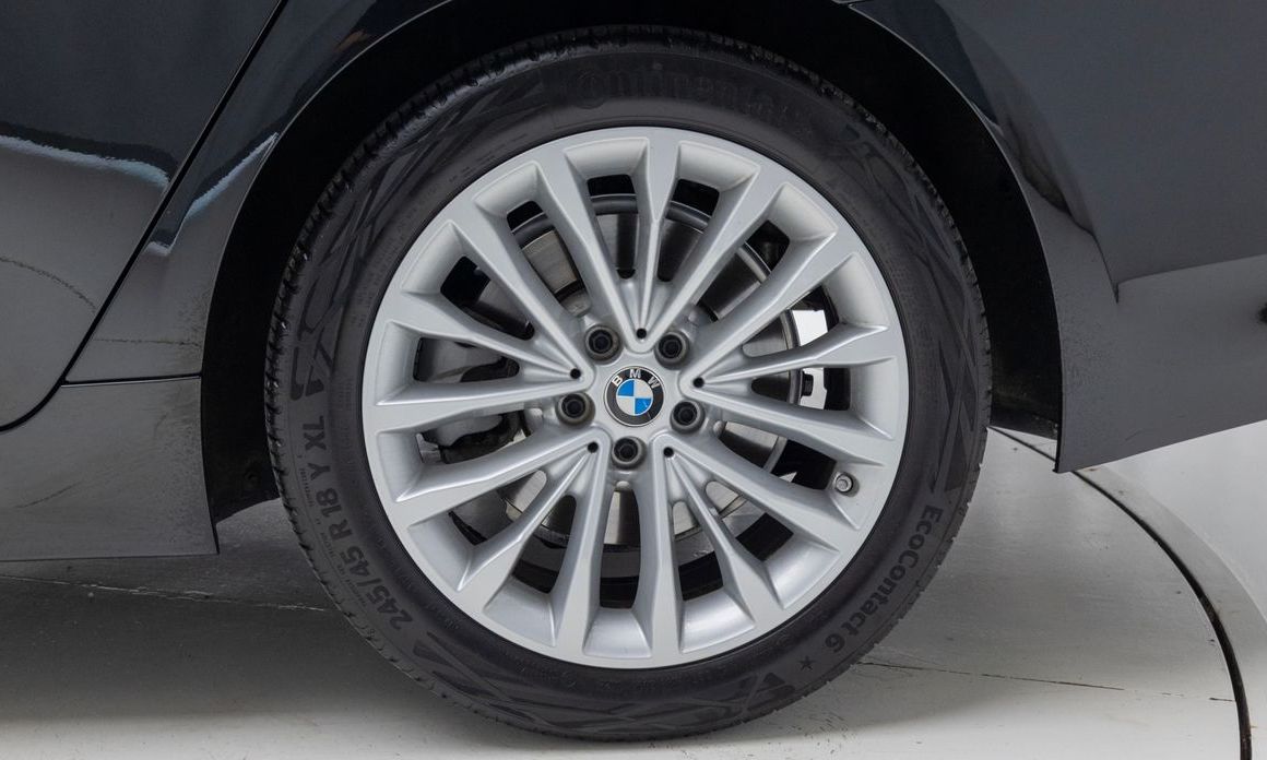 BMW 5-Series 520i Luxury, 2023