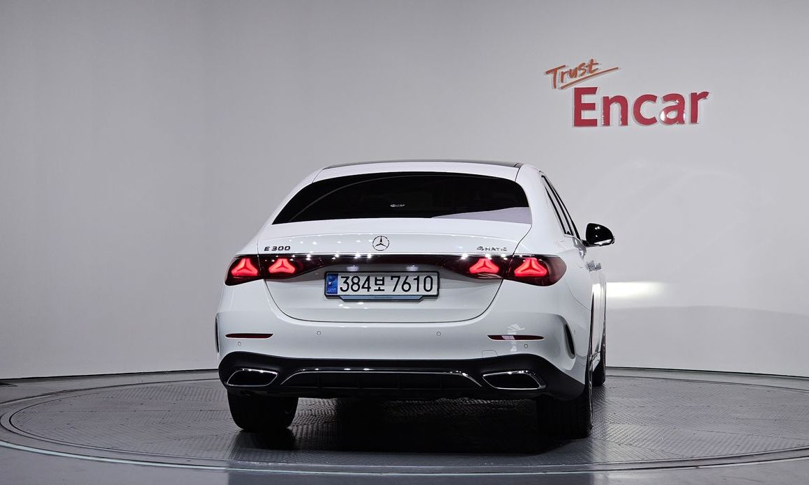 Mercedes-Benz E-Class E300 4MATIC AMG Line, 2024