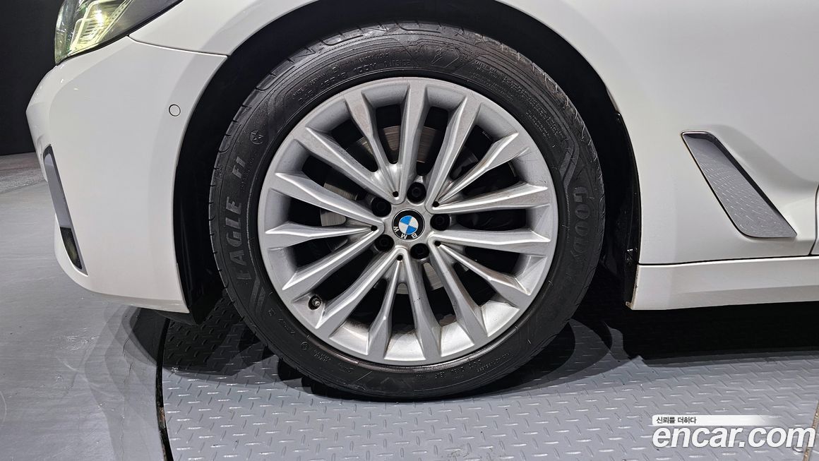 BMW 5-Series 520i Luxury, 2023