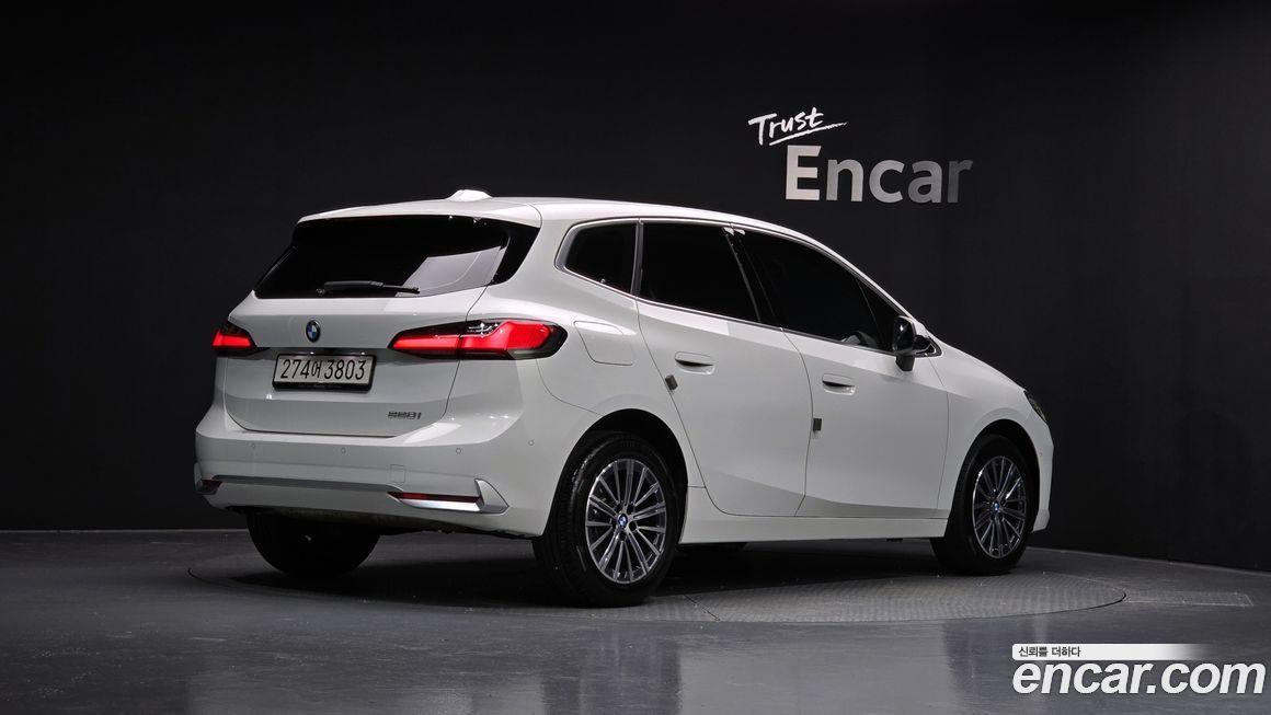 BMW 2-Series 220i Luxury, 2023