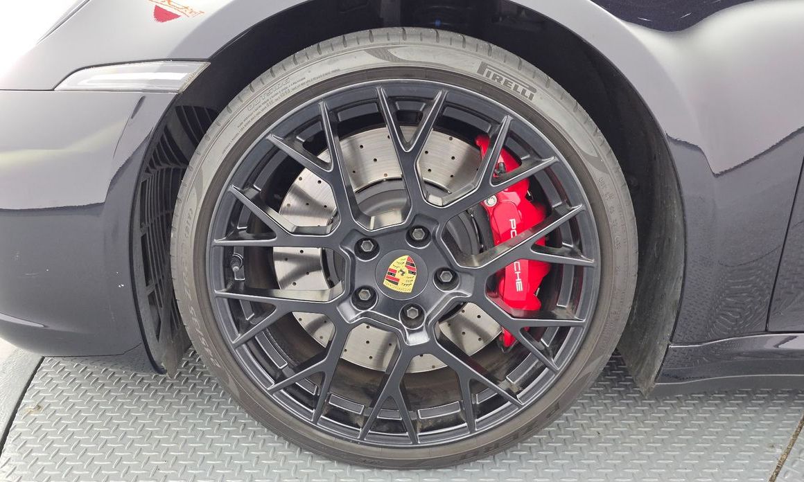 Porsche 911 Carrera 4 GTS, 2024