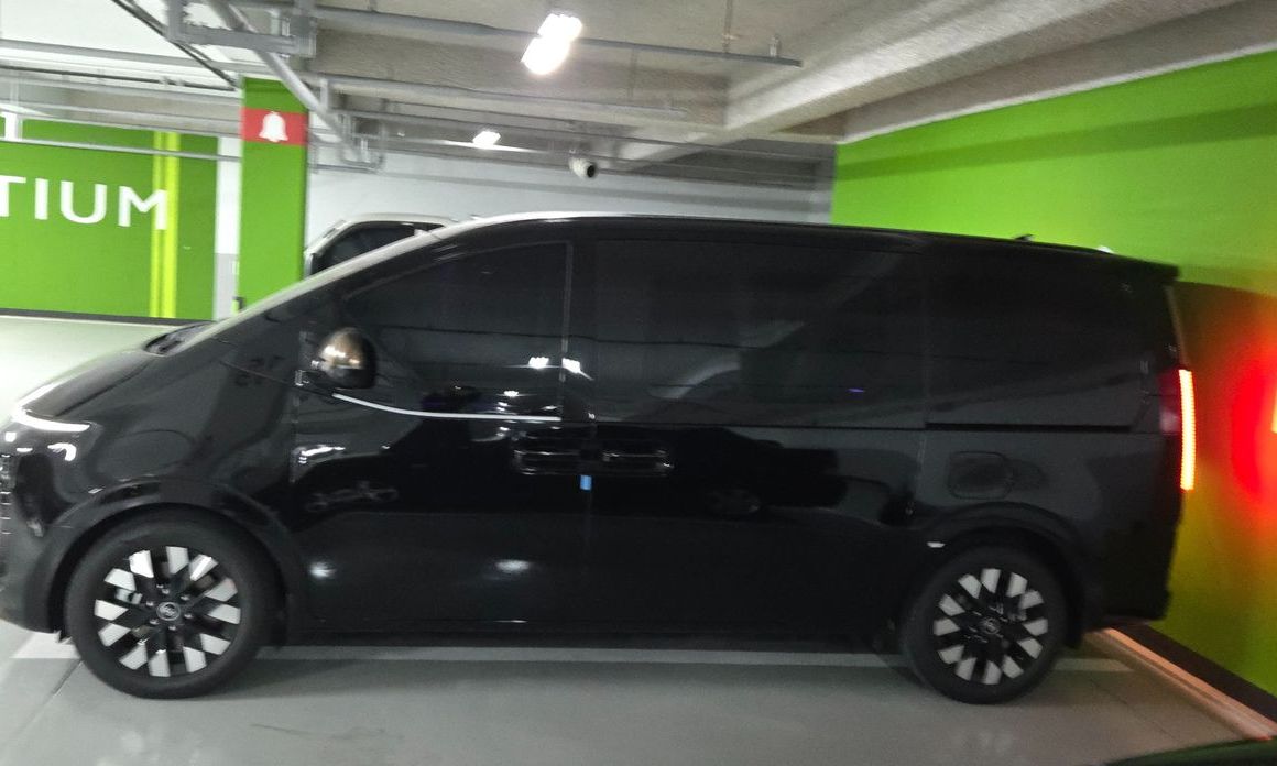 Hyundai Staria 4WD Lounge 7-Seater, 2025
