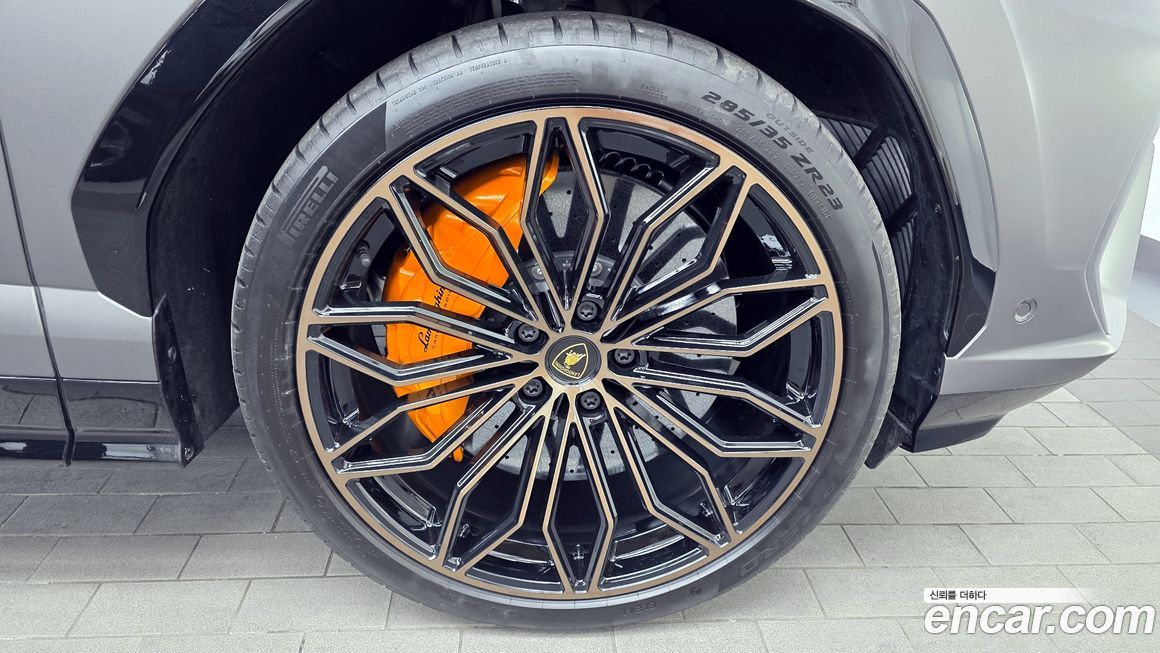 Lamborghini Urus 4.0 V8 SE, 2025