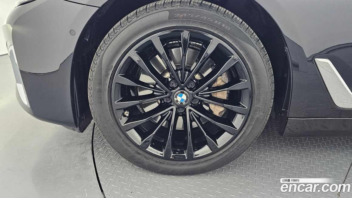 BMW 5-Series 530i Luxury, 2022