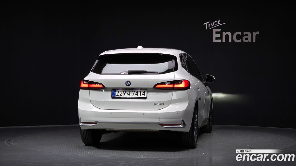 BMW 2-Series 220i Luxury, 2024