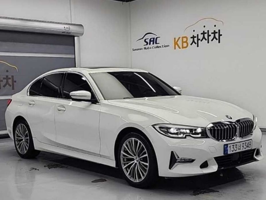BMW 3-Series 320i Luxury, 2022