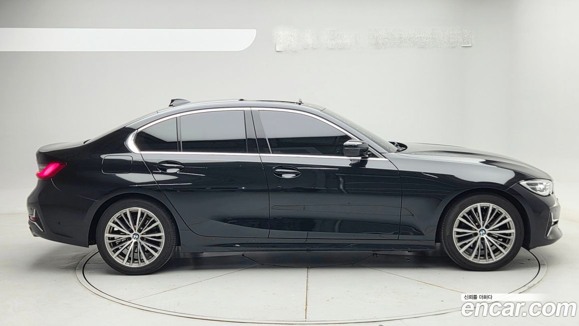 BMW 3-Series 320i Luxury, 2022