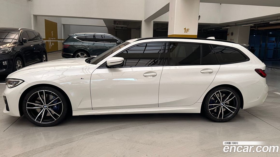 BMW 3-Series 320i Touring M Sports, 2022