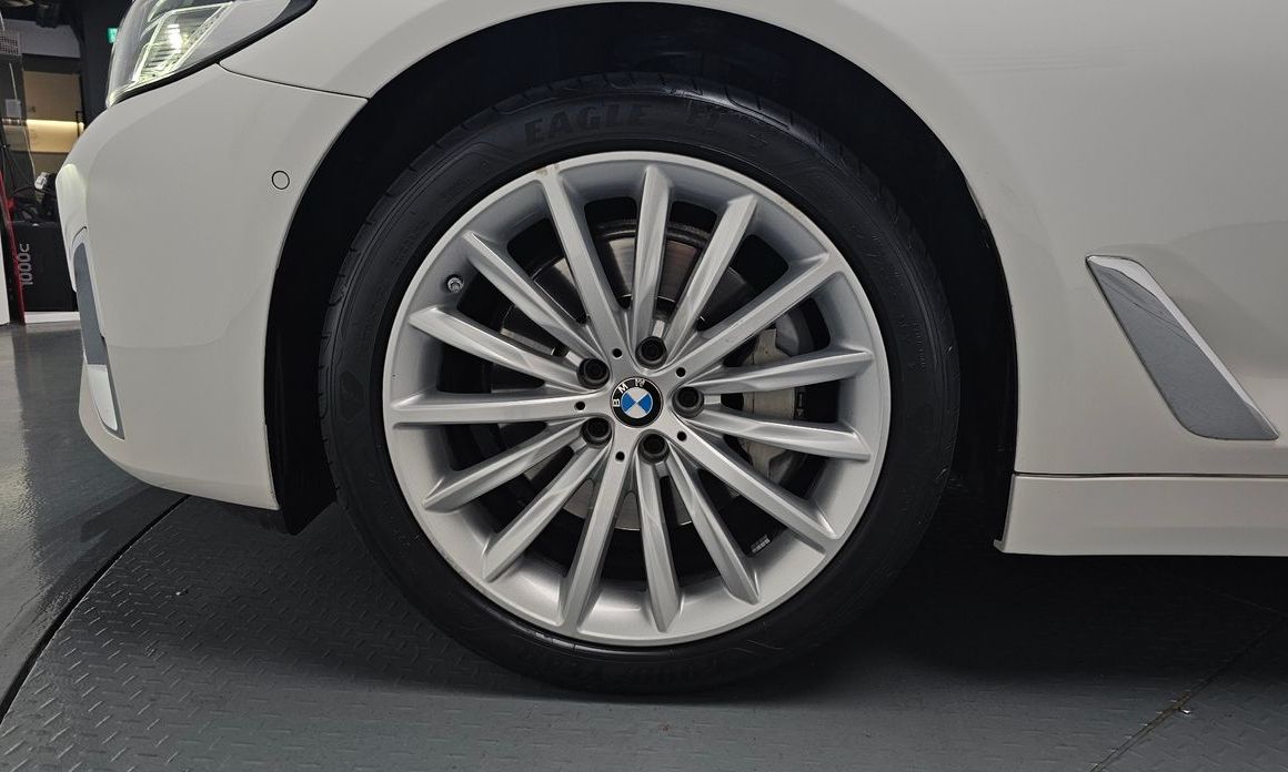 BMW 5-Series 530i Luxury, 2023
