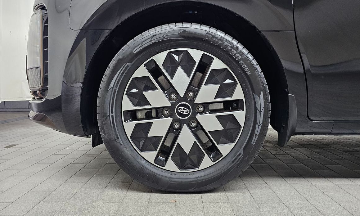 Hyundai Staria 4WD Lounge 7-Seater, 2022