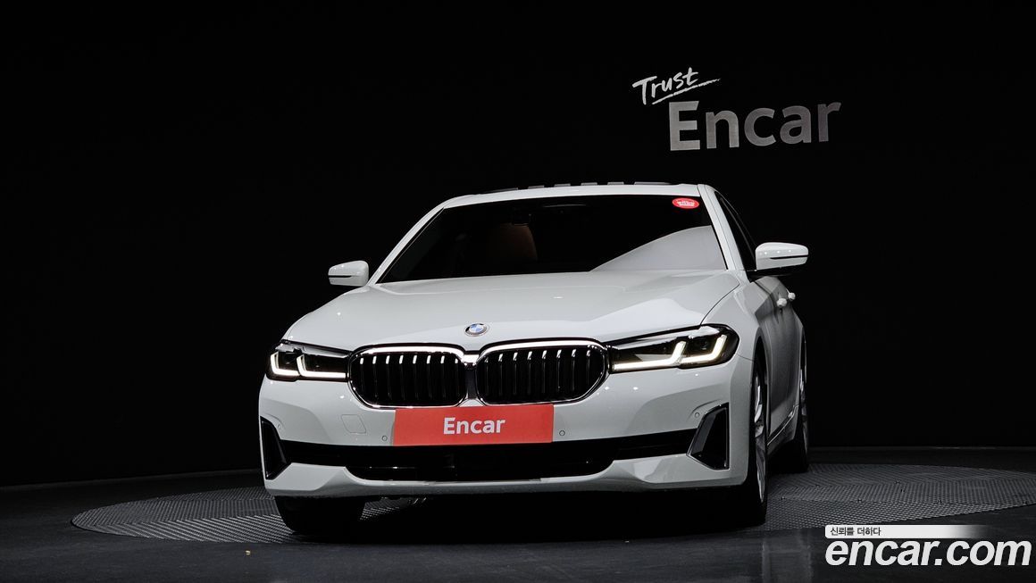 BMW 5-Series 520i Luxury, 2022