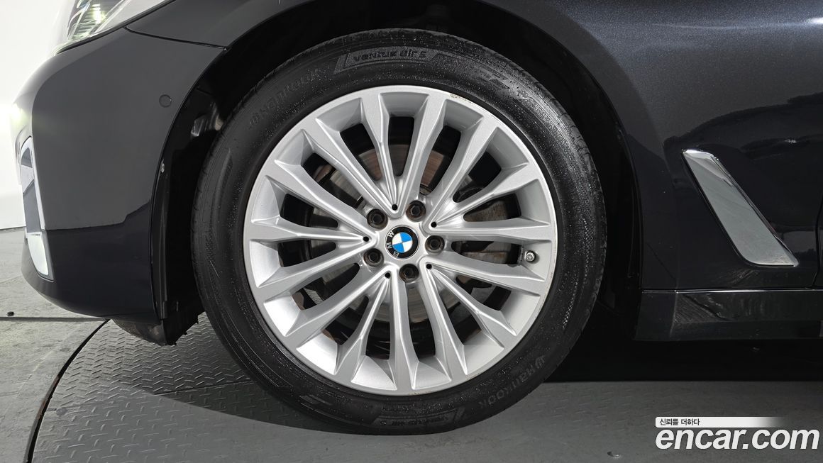 BMW 5-Series 520i Luxury, 2023