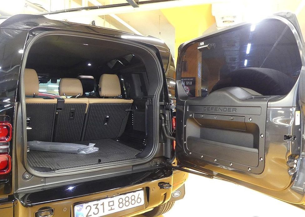 Land Rover Defender 110 P300 X-Dynamic SE, 2025
