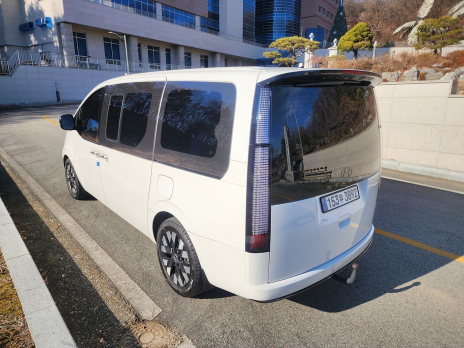 Hyundai Staria 4WD Lounge 9-Seater, 2025