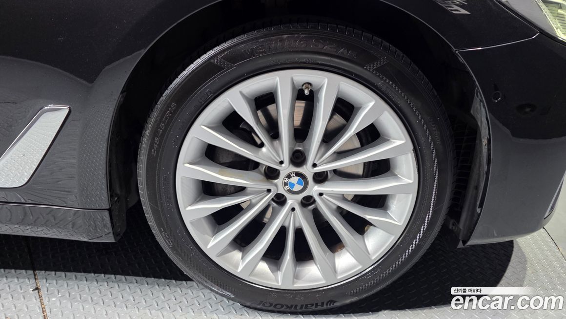 BMW 5-Series 520i Luxury, 2022