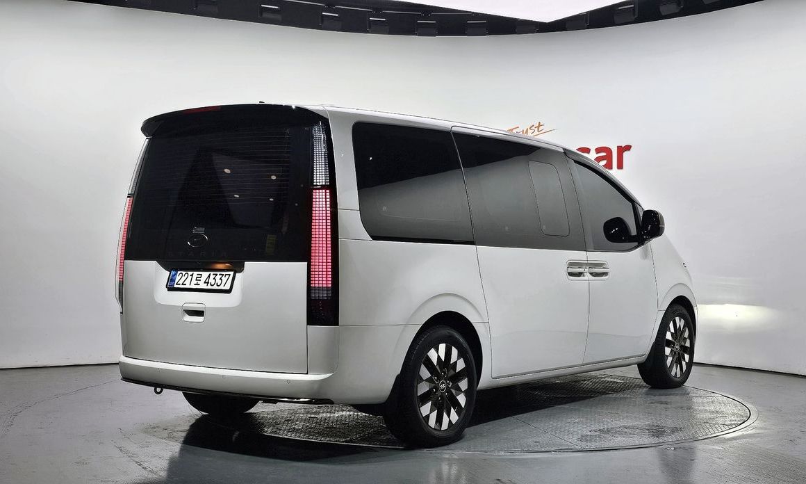 Hyundai Staria Lounge 9-Seater, 2024