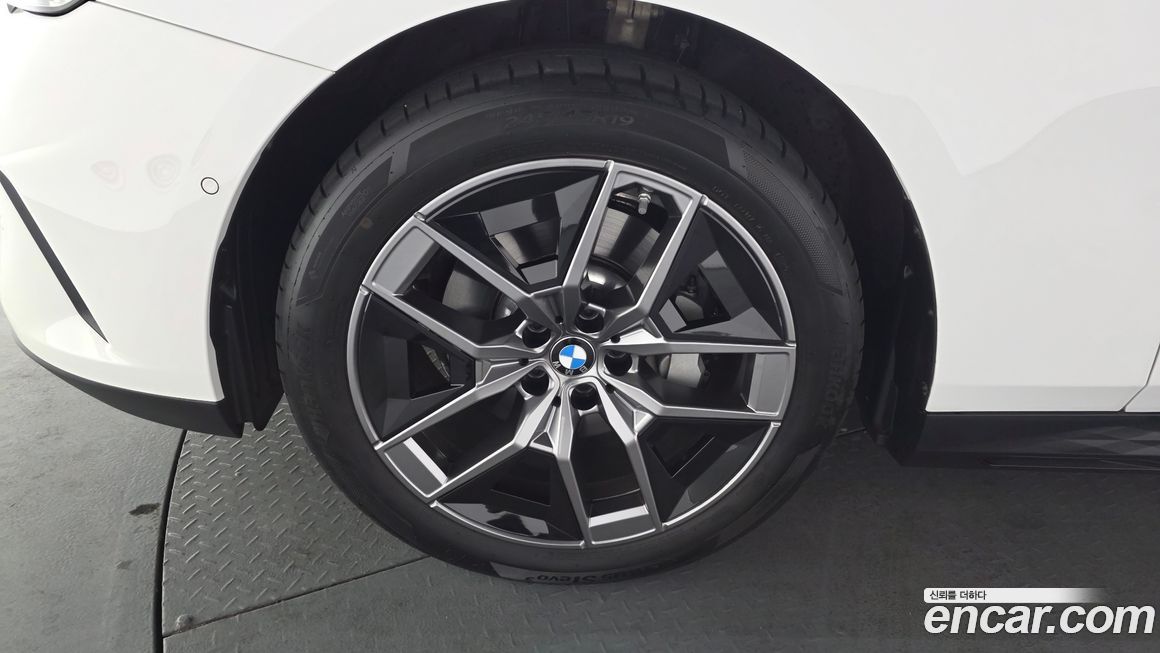 BMW 5-Series 530i xDrive, 2025