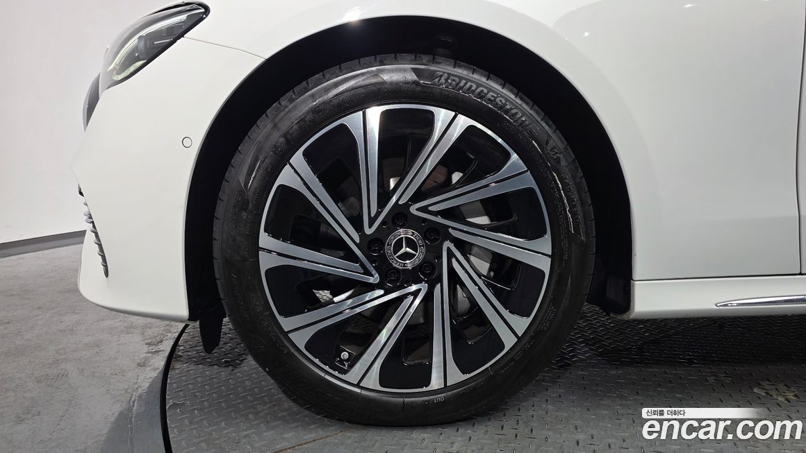 Mercedes-Benz E-Class E300 4MATIC Exclusive, 2025