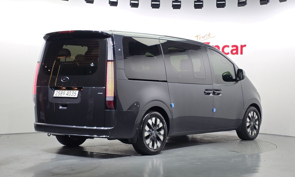 Hyundai Staria 4WD Lounge 9-Seater, 2022