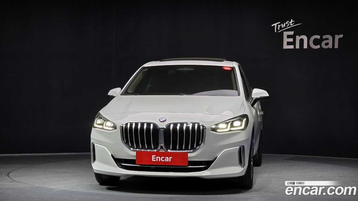 BMW 2-Series 220i Luxury, 2023