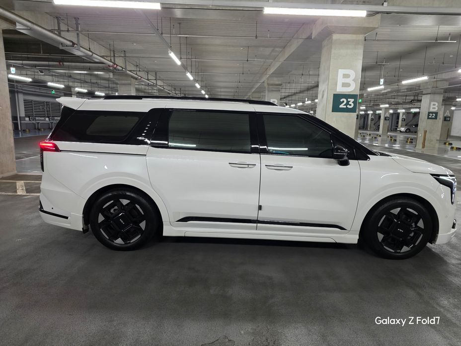 Kia Carnival 9-Seater Signature, 2024