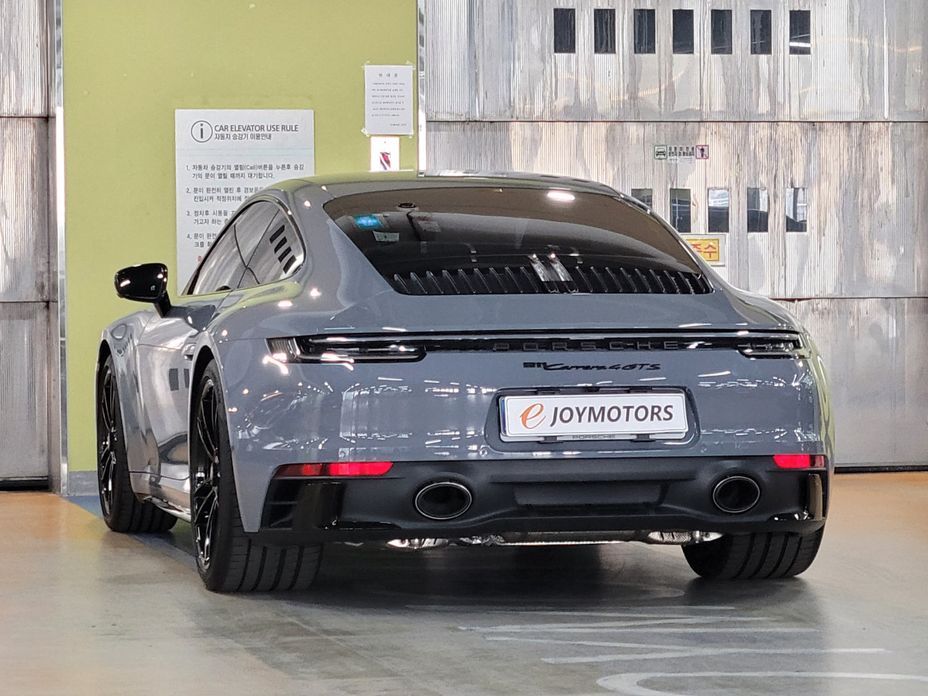 Porsche 911 Carrera 4 GTS, 2024