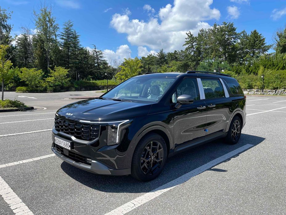Kia Carnival 9-Seater Gravity, 2025