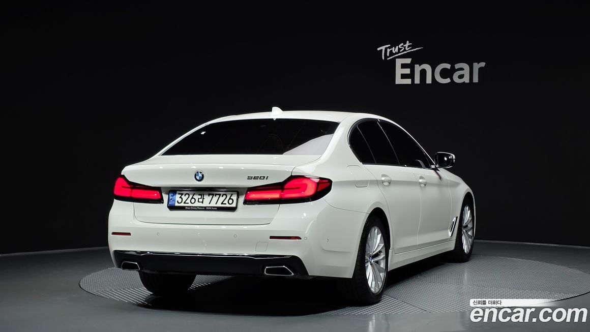 BMW 5-Series 520i Luxury, 2023