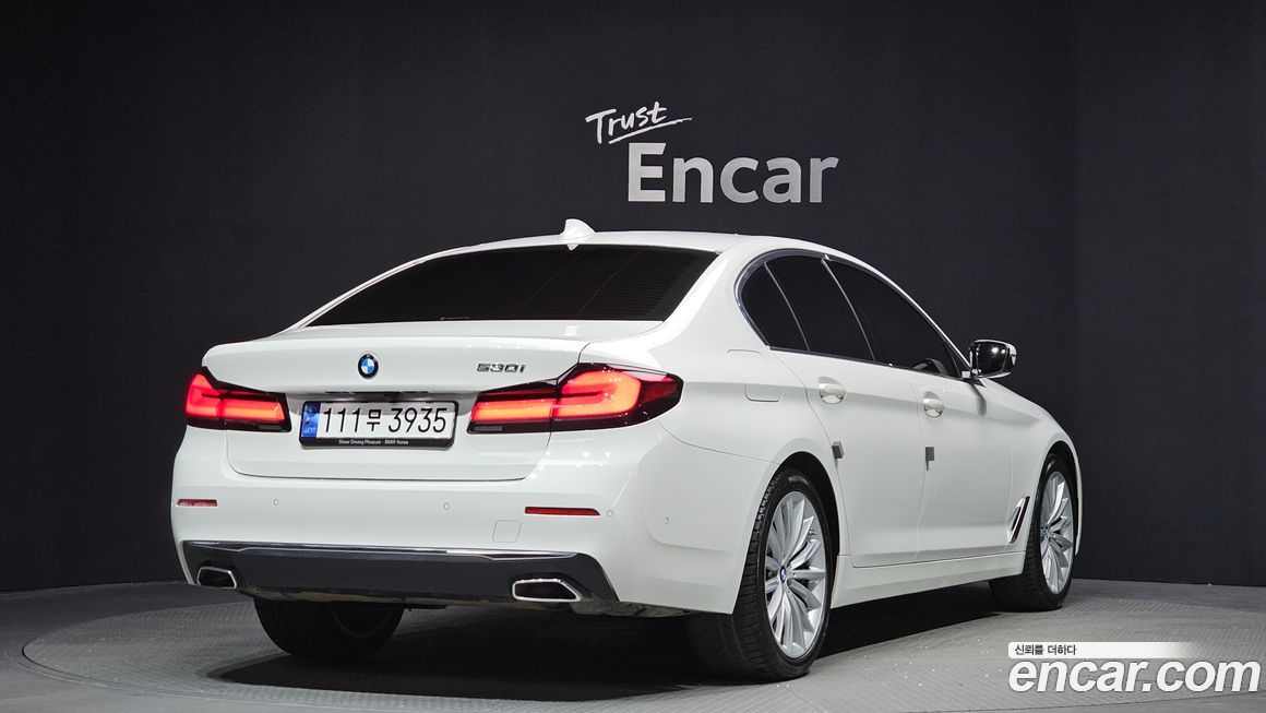 BMW 5-Series 530i Luxury, 2023