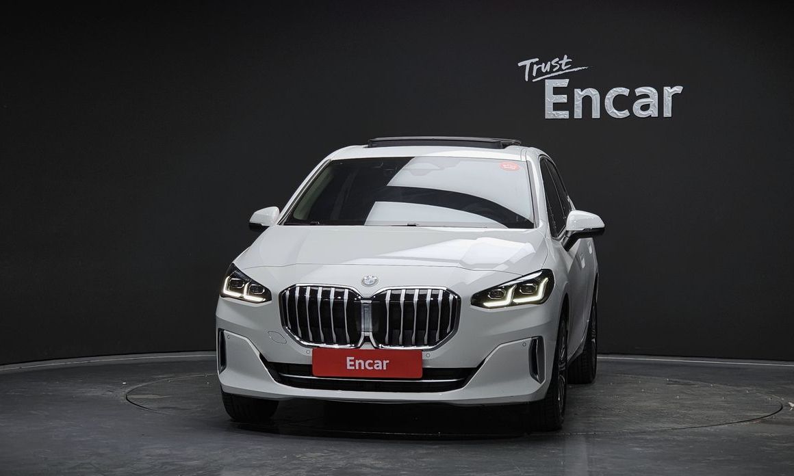 BMW 2-Series 220i Luxury, 2023