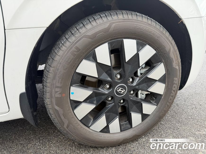 Hyundai Staria 4WD Lounge 9-Seater, 2025