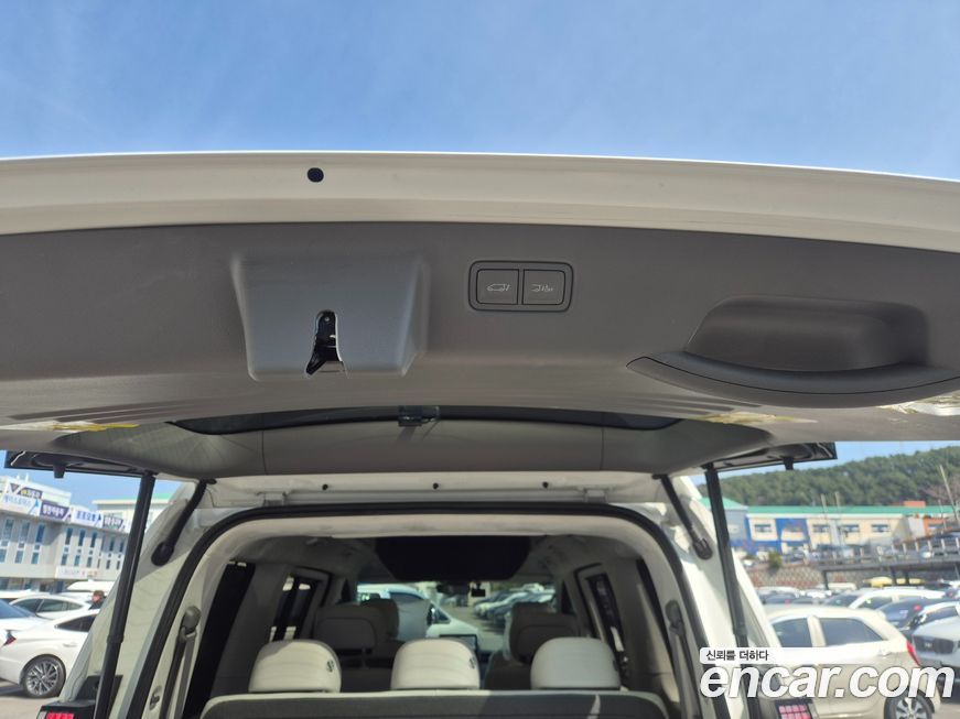 Hyundai Staria 4WD Lounge 7-Seater, 2024