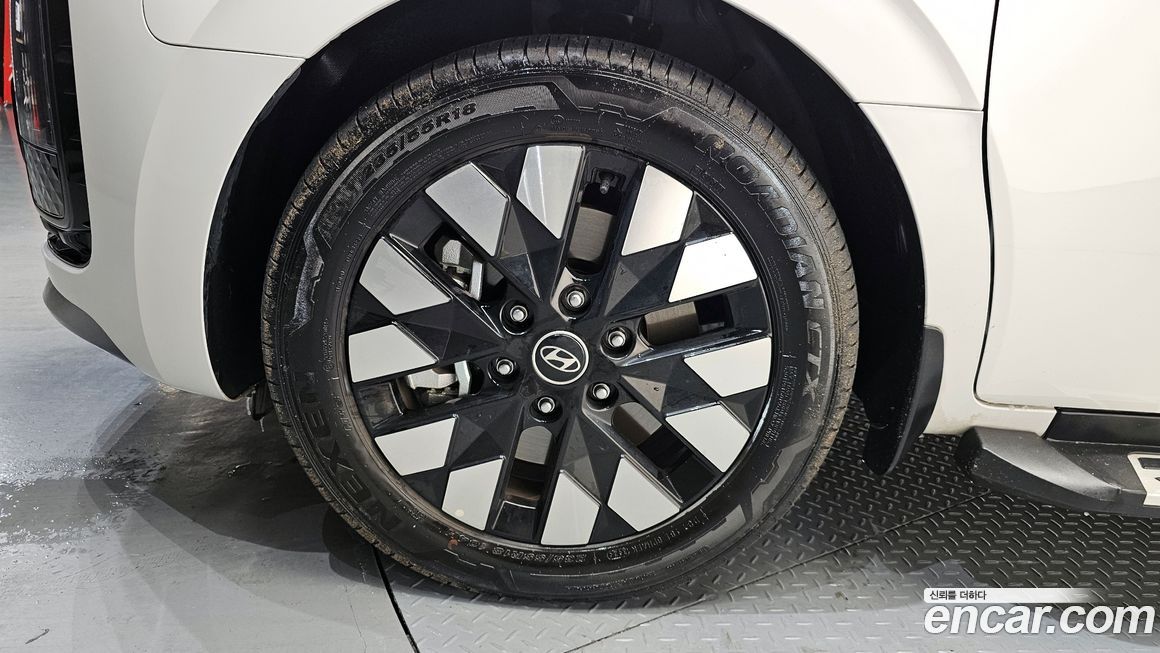 Hyundai Staria Lounge 9-Seater, 2025