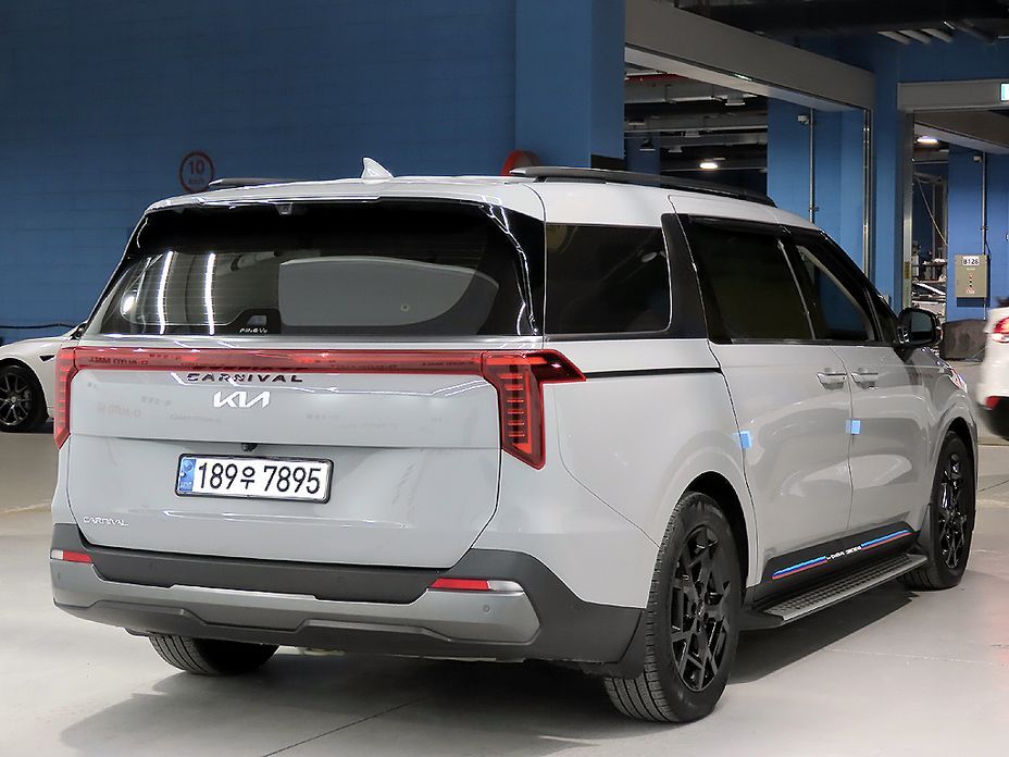 Kia Carnival 9-Seater Gravity, 2024