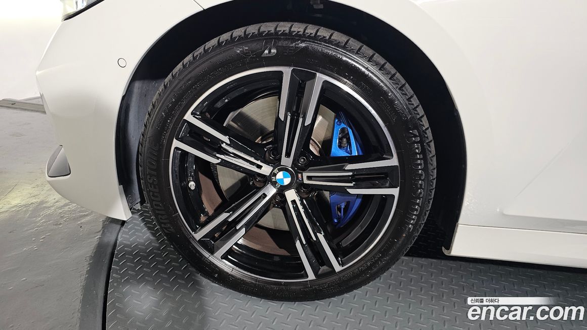 BMW 3-Series 320i M Sport, 2025