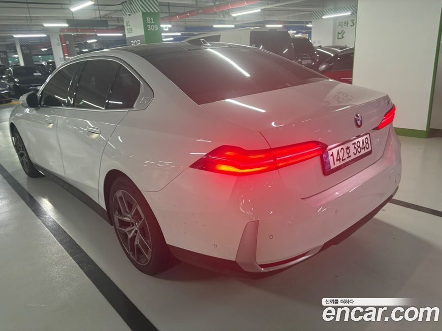 BMW 5-Series 520i, 2024