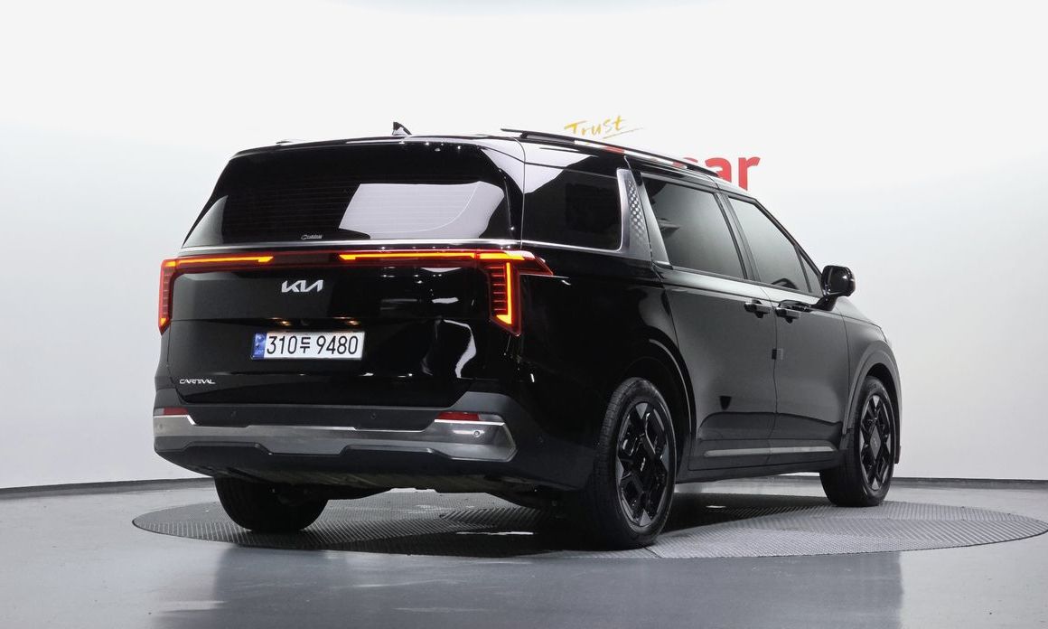 Kia Carnival 7-Seater Outdoor, 2025