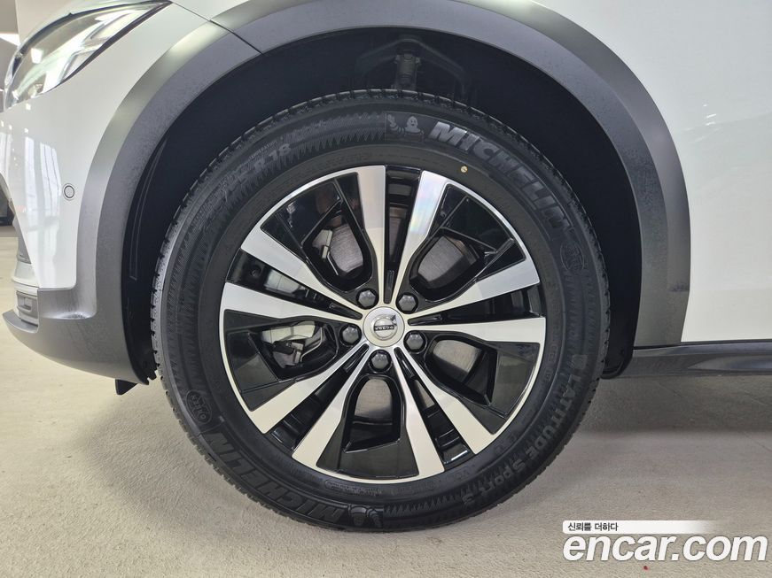 Volvo V90 B5 Plus AWD, 2025