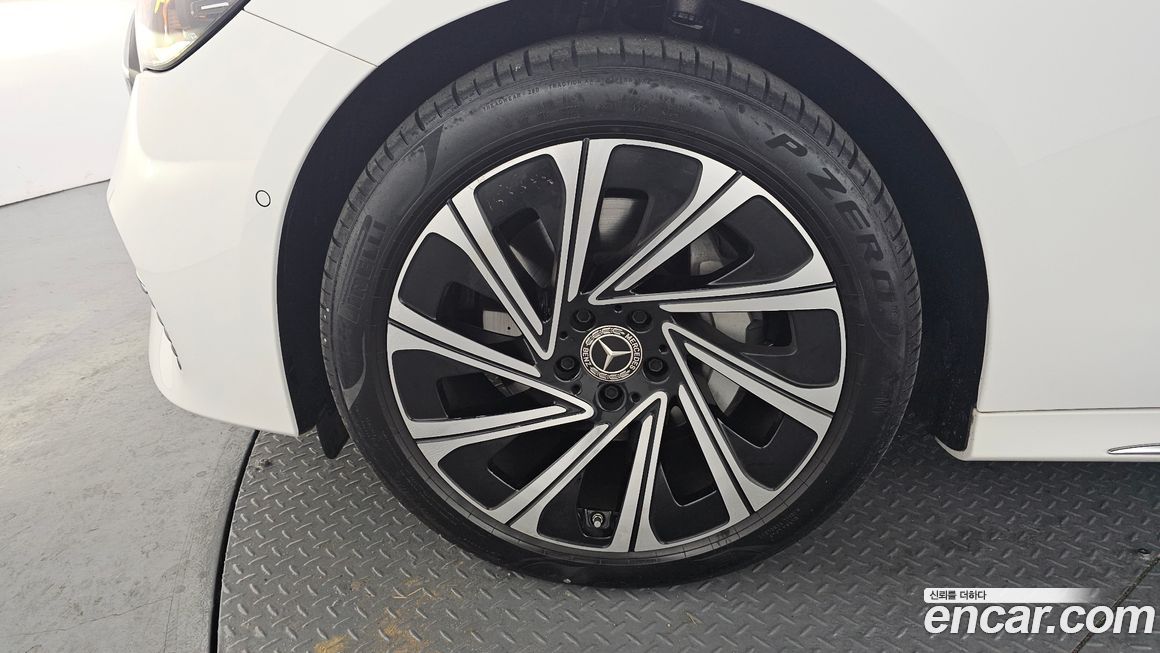 Mercedes-Benz E-Class E300 4MATIC Exclusive, 2025