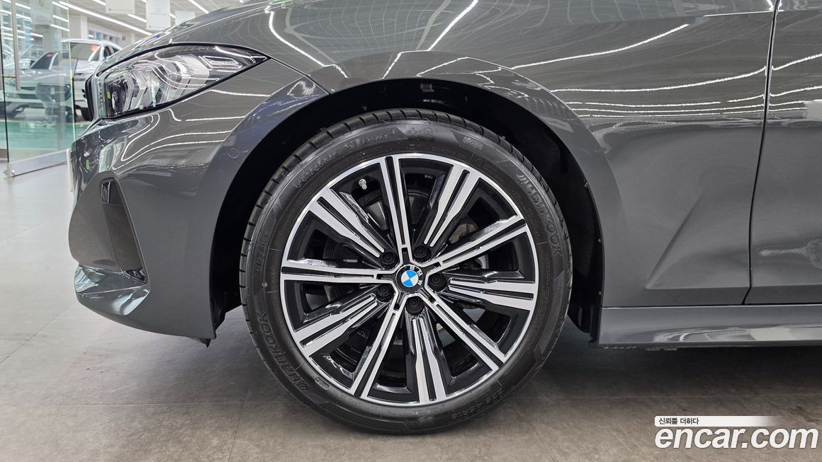 BMW 3-Series 320i, 2025
