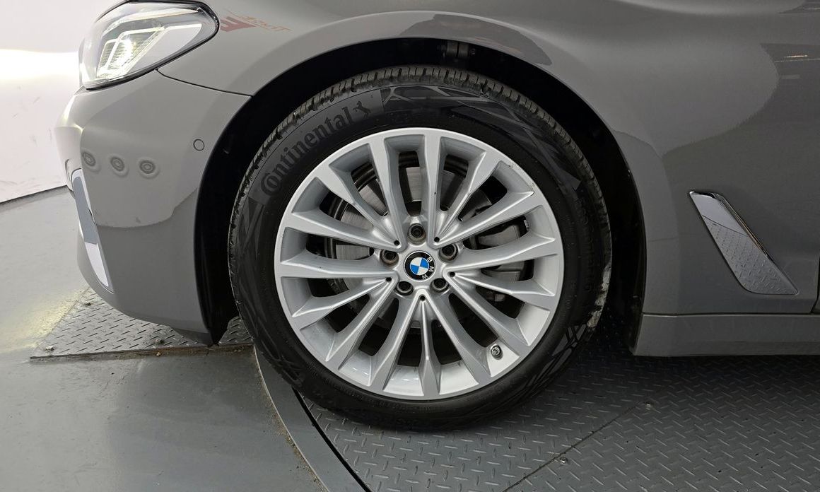 BMW 5-Series 520i Luxury, 2022