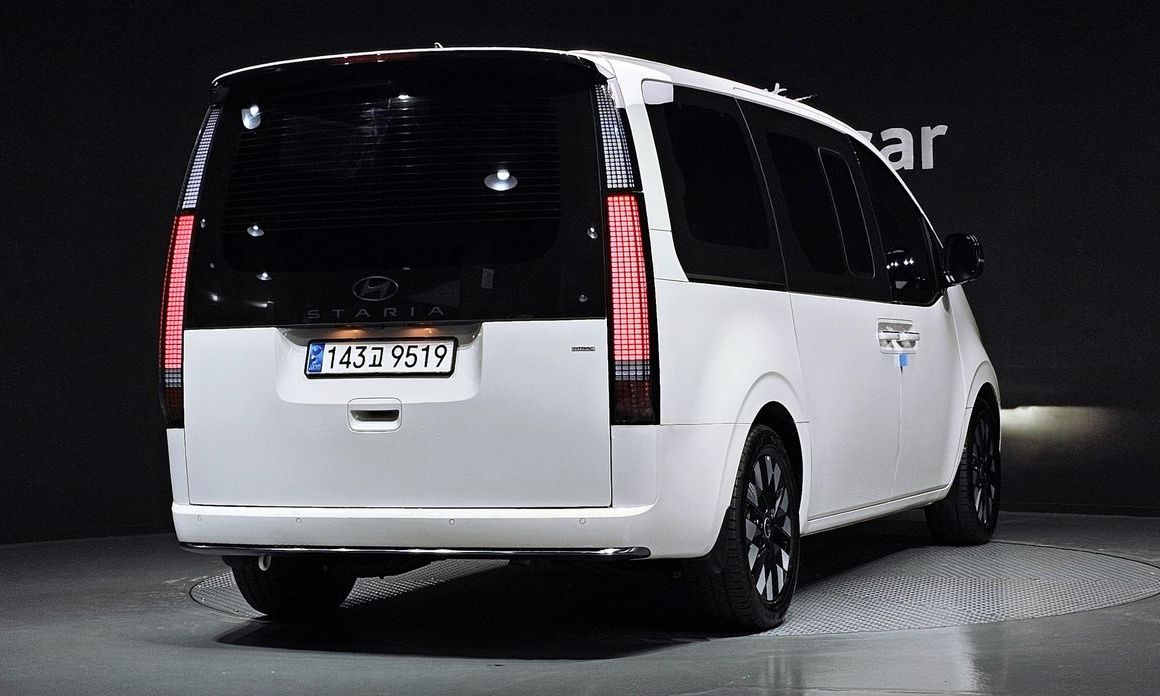 Hyundai Staria 4WD Lounge 9-Seater, 2025