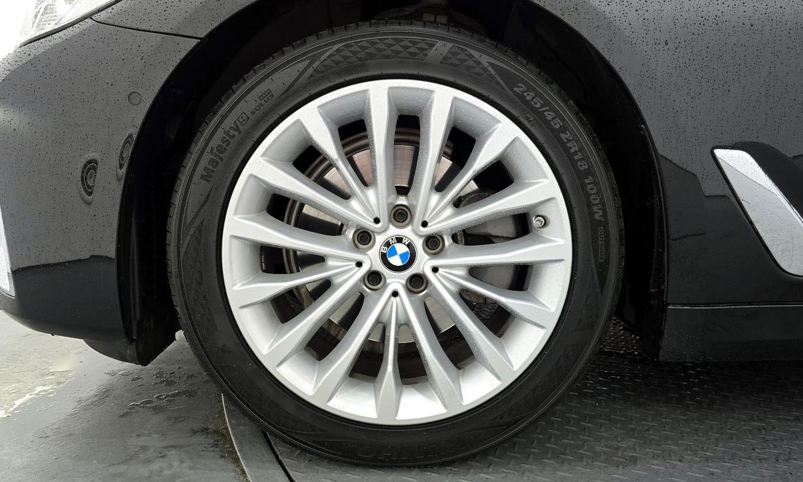 BMW 5-Series 520i Luxury, 2023