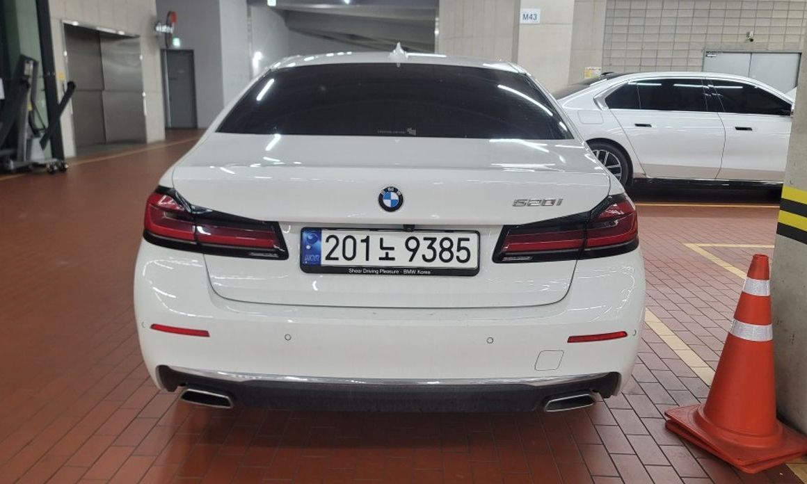 BMW 5-Series 520i Luxury, 2023