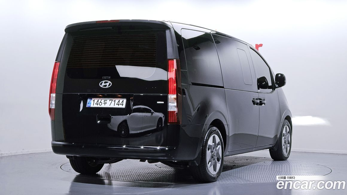 Hyundai Staria 4WD Tourer 9-Seater, 2025
