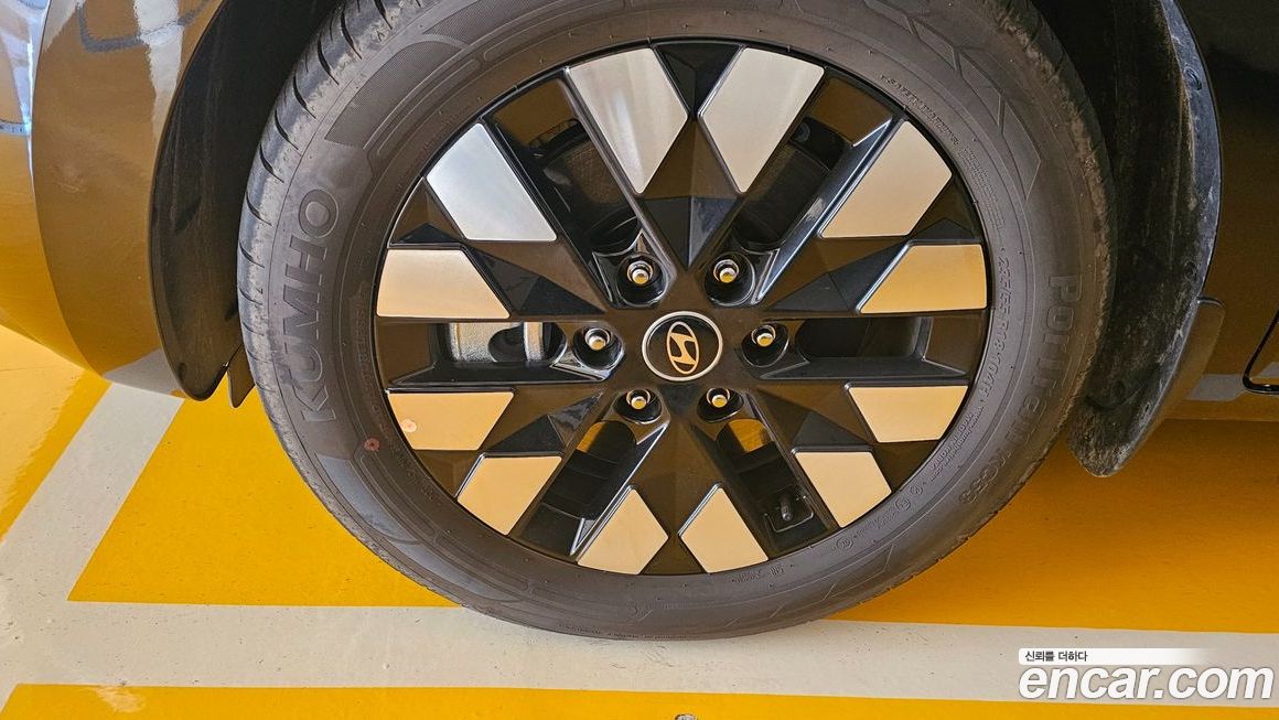 Hyundai Staria 4WD Lounge 9-Seater, 2025