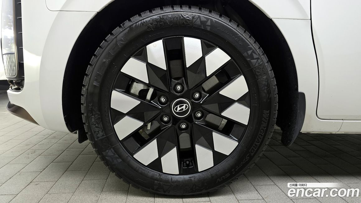 Hyundai Staria 4WD Lounge 9-Seater, 2025