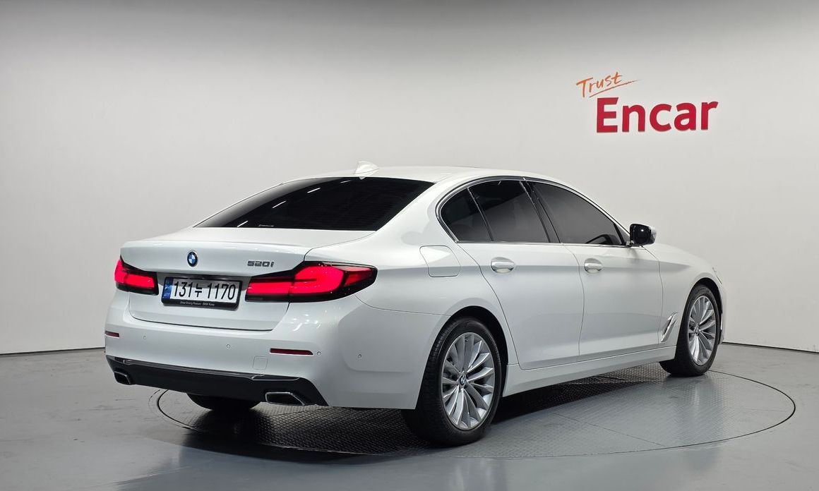 BMW 5-Series 520i Luxury, 2023